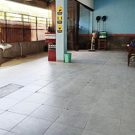 ホテル D'Kost Ketintang スラバヤ エクステリア 写真