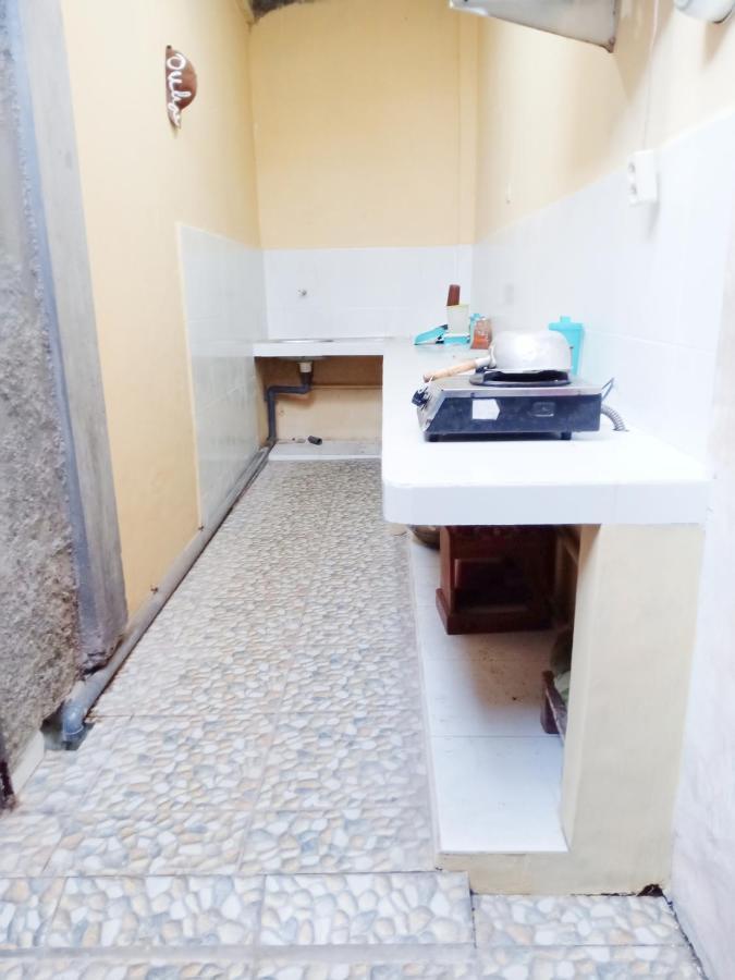 ホテル D'Kost Ketintang スラバヤ エクステリア 写真
